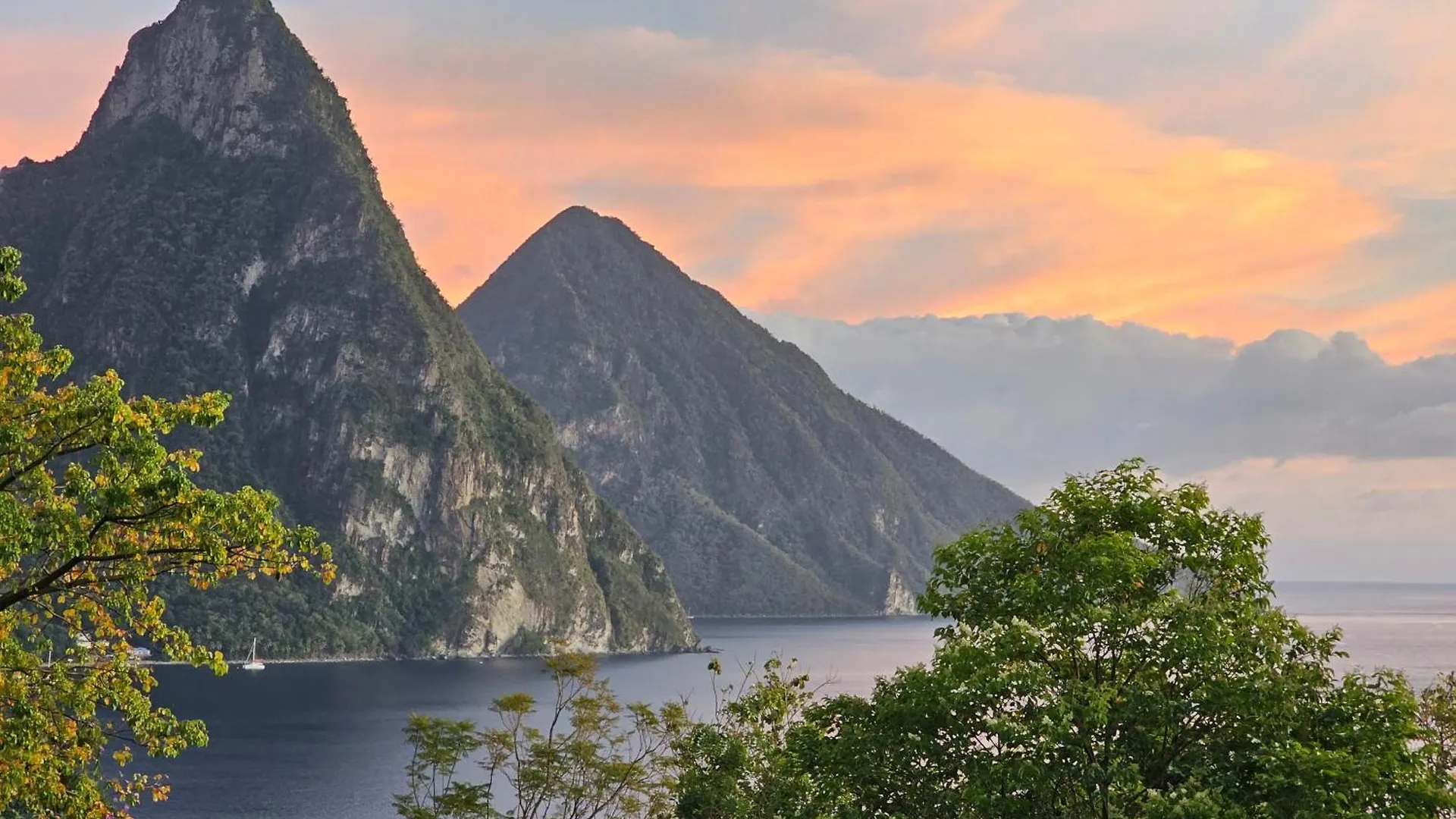 Treehouse Hideaway Villa II - Amazing Piton Views Σουφριέρ